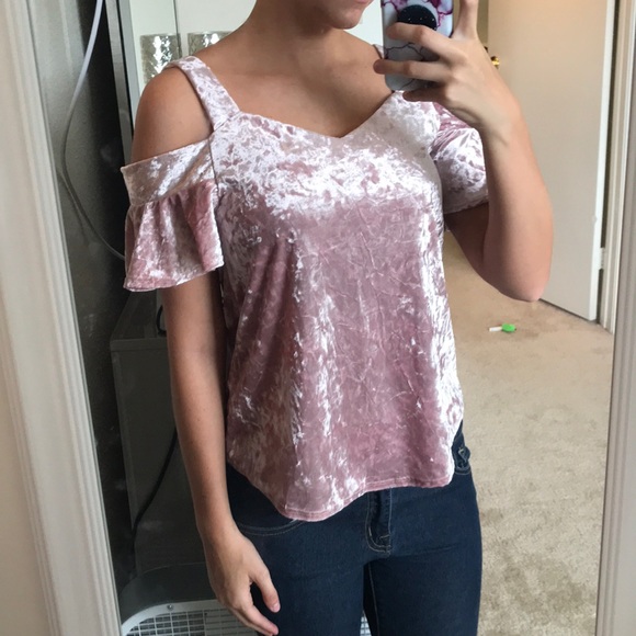 Francesca's Collections Tops - BOGO 🌵 Francesca Crushed Velvet Cold Shoulder Top